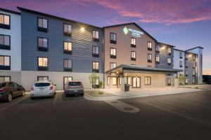 奧林匹亞的住宿－WoodSpring Suites Olympia - Lacey，把汽车停在停车场的酒店 ⁇ 染成 ⁇ 形