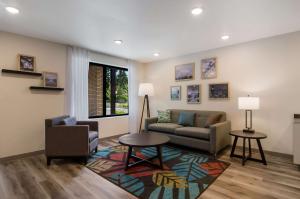 Posezení v ubytování WoodSpring Suites Olympia - Lacey