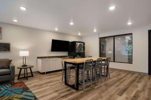 TV a/nebo společenská místnost v ubytování WoodSpring Suites Olympia - Lacey