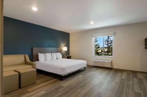 Postel nebo postele na pokoji v ubytování WoodSpring Suites Olympia - Lacey