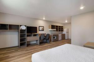 TV a/nebo společenská místnost v ubytování WoodSpring Suites Olympia - Lacey