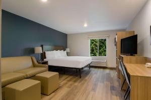 Postel nebo postele na pokoji v ubytování WoodSpring Suites Olympia - Lacey