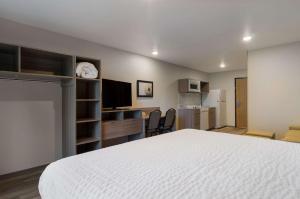 Postel nebo postele na pokoji v ubytování WoodSpring Suites Olympia - Lacey