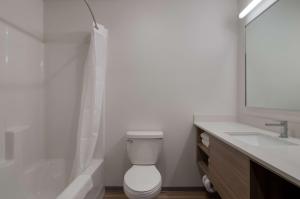 Koupelna v ubytování WoodSpring Suites Olympia - Lacey