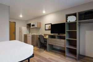 TV a/nebo společenská místnost v ubytování WoodSpring Suites Olympia - Lacey