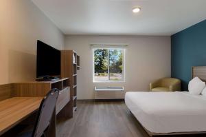 Postel nebo postele na pokoji v ubytování WoodSpring Suites Olympia - Lacey