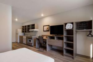 Postel nebo postele na pokoji v ubytování WoodSpring Suites Olympia - Lacey