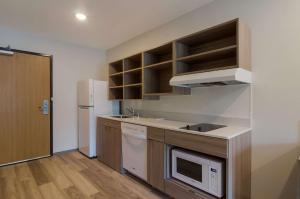 Kuchyň nebo kuchyňský kout v ubytování WoodSpring Suites Olympia - Lacey