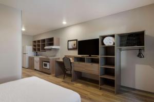 Kuchyň nebo kuchyňský kout v ubytování WoodSpring Suites Olympia - Lacey