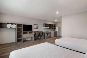 Postel nebo postele na pokoji v ubytování WoodSpring Suites Olympia - Lacey