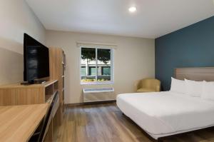TV a/nebo společenská místnost v ubytování WoodSpring Suites Olympia - Lacey