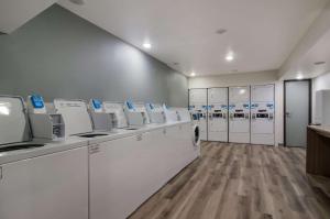 Kuchyň nebo kuchyňský kout v ubytování WoodSpring Suites Olympia - Lacey