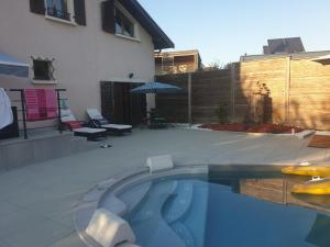 una piscina en el patio trasero de una casa en Maison Le Lézard chez Amalia et Fred, en Thonon-les-Bains