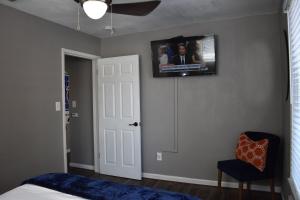 - une chambre avec une télévision murale et un lit dans l'établissement Bsu Playland 3bd 1b Fully Remodeled on Bsu Campus, à Boise
