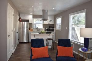 una cucina con sedie blu e una cucina con frigorifero di Bsu Playland 3bd 1b Fully Remodeled on Bsu Campus a Boise