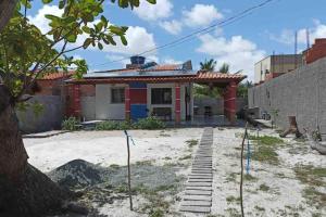 una pequeña casa con un rojo y azul en EnjoyMaranhão Santo Amaro, en Santo Amaro