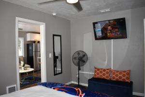 博伊西BSU Playland 2bd 1b Fully Remodeled on Bsu Campus的一间卧室配有一张床、风扇和风扇