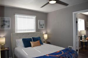 博伊西BSU Playland 2bd 1b Fully Remodeled on Bsu Campus的卧室里有一张床，上面有蓝白色的枕头