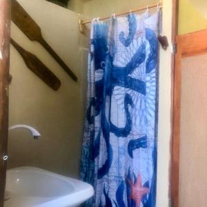 cortina de ducha en el baño con lavamanos en Casa Lilo Mahahual - privat house en Mahahual