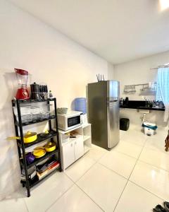 uma cozinha com um frigorífico de aço inoxidável num quarto em Top_house_tamandare em Tamandaré