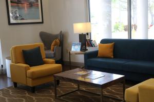Ein Sitzbereich in der Unterkunft Comfort Suites Clearwater - Dunedin