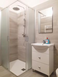 un baño con ducha y lavabo en Trento Degasperi 16, en Trento