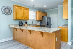 - une cuisine avec des placards en bois et un comptoir dans l'établissement Southern Dunes West - 332 Audubon Pl Unit A home, à Dauphin Island