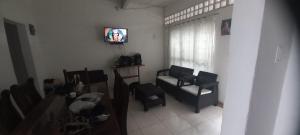 a living room with chairs and a tv on the wall at Casa acogedora en girardot in Girardot