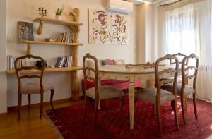 - une salle à manger avec une table et des chaises dans l'établissement Thalassoxyla Portaria, à Portariá