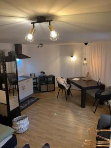 ein Wohnzimmer mit einem Tisch und einer Küche in der Unterkunft Modernes Appartement Sauerland in Hachen