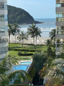 A view of the pool at Apartamento moderno com linda vista or nearby