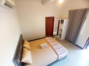 a small bedroom with a bed in a room at torok ocean homestay in Mataram