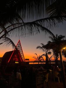 サン・ブラスにあるBAOSの椅子に座る人々と一緒にビーチでの夕日