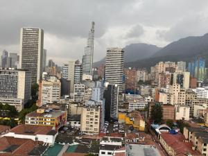 una ciudad con muchos edificios altos en (1902A) - Apto en el Corazón de la Ciudad con Vista Única en Bogotá