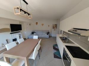 uma cozinha e sala de estar com uma mesa e um sofá em Appartamento Peç em Sùtrio