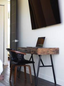 einen Schreibtisch mit einem Laptop darüber in der Unterkunft Panoramic Heaven - Luxury Designer Property w Spa in Joshua Tree