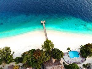 eine Luftansicht eines Kreuzes am Strand in der Unterkunft Agusta Eco Resort in Pulau Mansuar