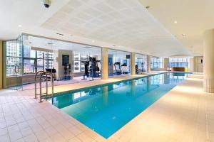 uma grande piscina num edifício com ginásio em North Sydney 2 Bedroom - Pool Parking Gym Spa Sleeps 6 em Sydney