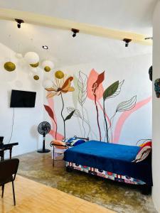 1 dormitorio con un mural de flores en la pared en Departamento para vacacionar, en Tepic