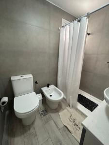 a bathroom with a toilet and a sink at Moderno dpto céntrico 1 dormitorio , luminoso y cómodo , con cochera opcional in Santa Fe