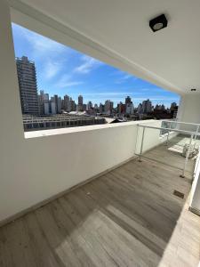 a balcony with a view of a city skyline at Moderno dpto céntrico 1 dormitorio , luminoso y cómodo , con cochera opcional in Santa Fe