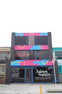 una tienda frente a una tienda con un edificio colorido en Agora Suites Self-Service Boutique Hotel, en Bogotá