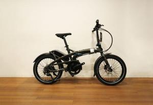 a black bike parked against a white wall at Astuto Riders House in Annaka