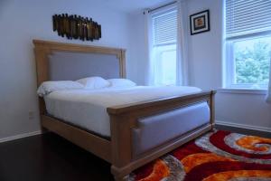 sypialnia z dużym łóżkiem z białą pościelą w obiekcie Downtown Allentown Stay w mieście Allentown