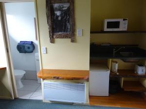 Cucina o angolo cottura di Glow Worm Accommodation