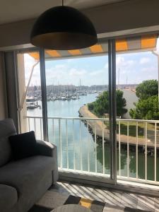 - un salon avec vue sur la rivière dans l'établissement Agde : appartement vue sur le port, au Cap d'Agde