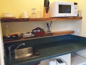 Cucina o angolo cottura di Glow Worm Accommodation