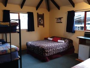 una camera con letto a castello e scala di Glow Worm Accommodation a Franz Josef
