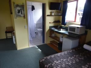 Cucina o angolo cottura di Glow Worm Accommodation