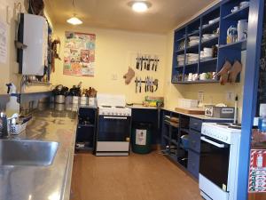 Cucina o angolo cottura di Glow Worm Accommodation
